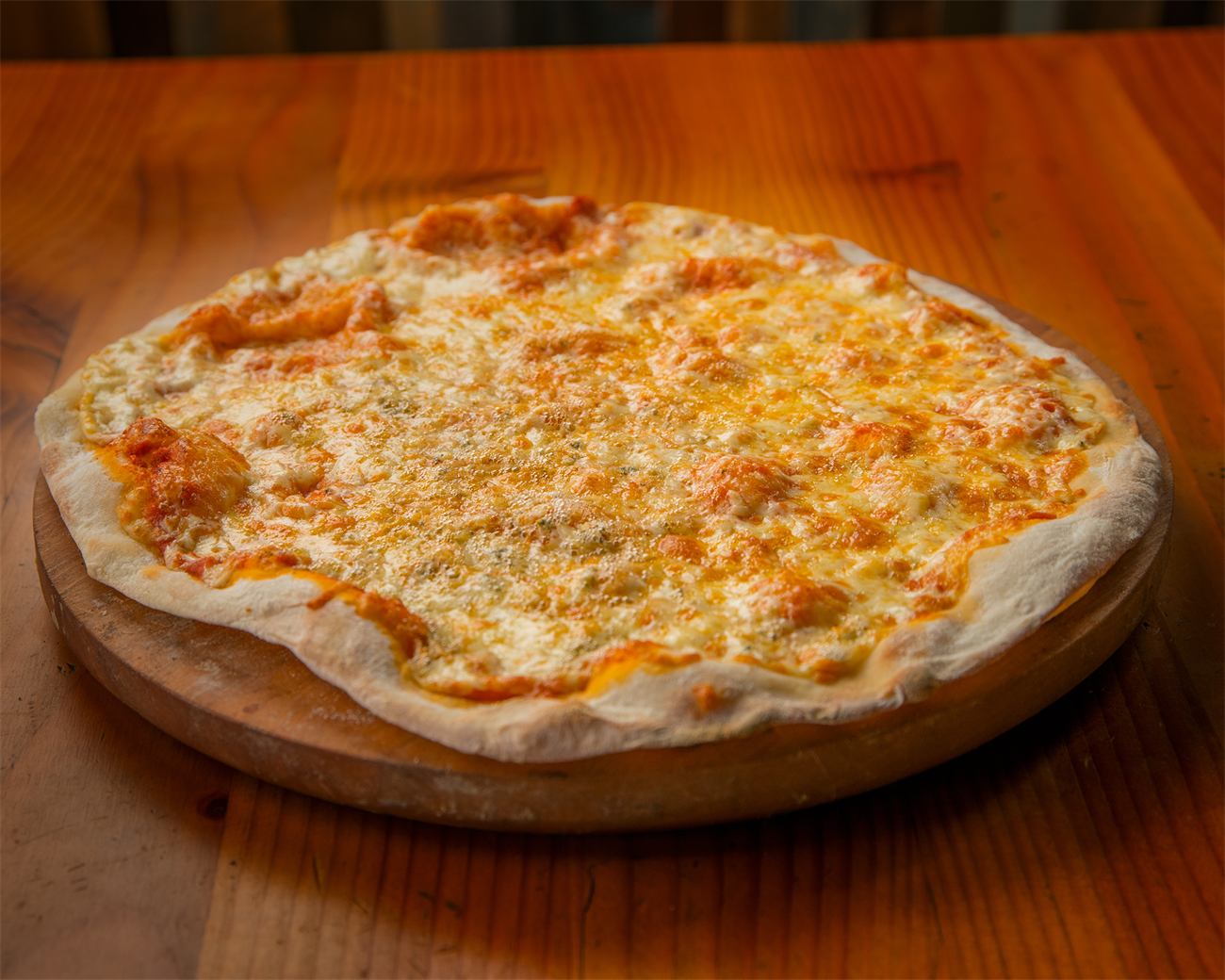 Pizza Bianca, cuatro quesos, recién horneada sobre piedra