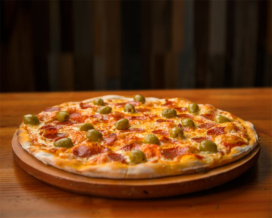 Pizza Agostina — Base pomodoro, mozzarella, queso de cabra, chorizo español y aceitunas verdes.