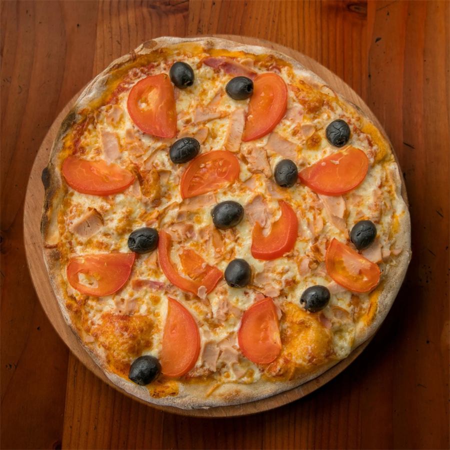 Pizza Alessia — Base pomodoro, mozzarella, jamón pierna, aceitunas negras y tomate beef.