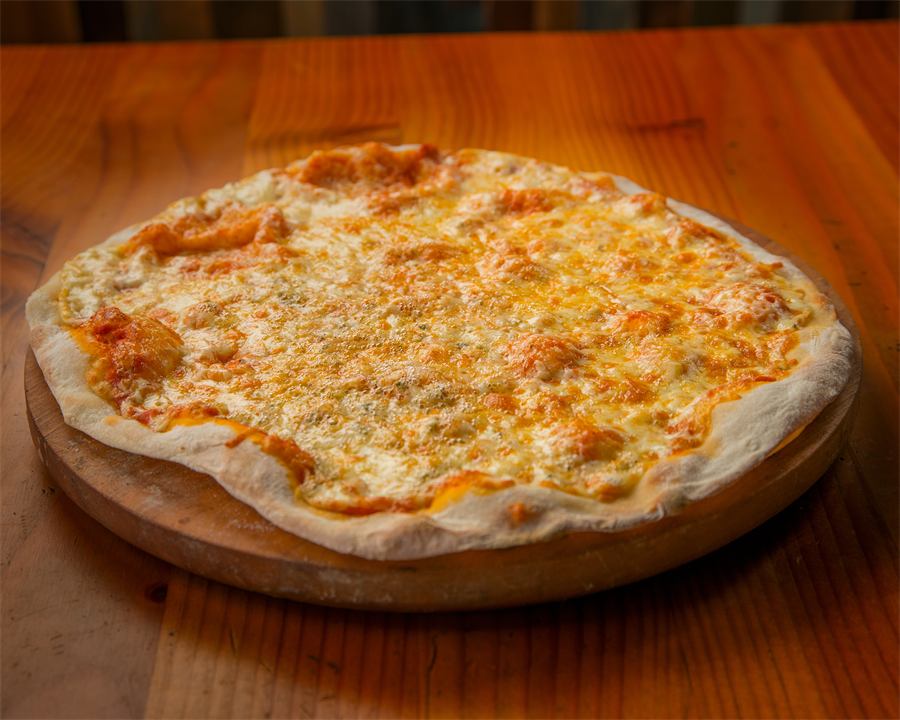 Pizza Bianca — Base pomodoro, mozzarella, queso parmesano, queso ahumado y queso roquefort.