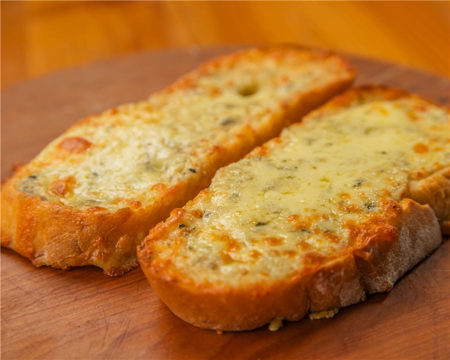 Pizza Bruschetta Gratín Roquefort — Pan masa madre tostado con mantequilla de ajo, gratinado con mozzarella y roquefort. 2 unidades.