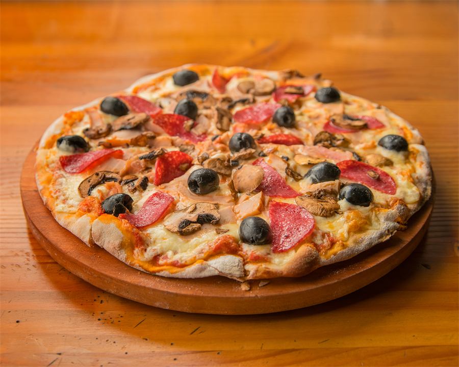Pizza Constanza — Base pomodoro, mozzarella, salame, aceitunas negras, champiñón y jamón.