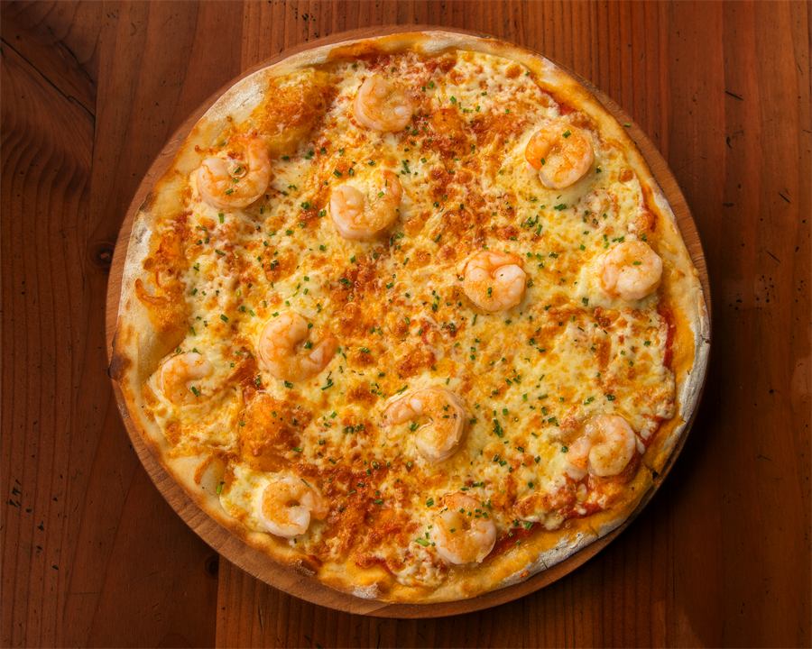 Pizza Delfina — Base pomodoro, mozzarella y camarón salteado con toque de ajo, ciboulette y alcaparras aparte.
