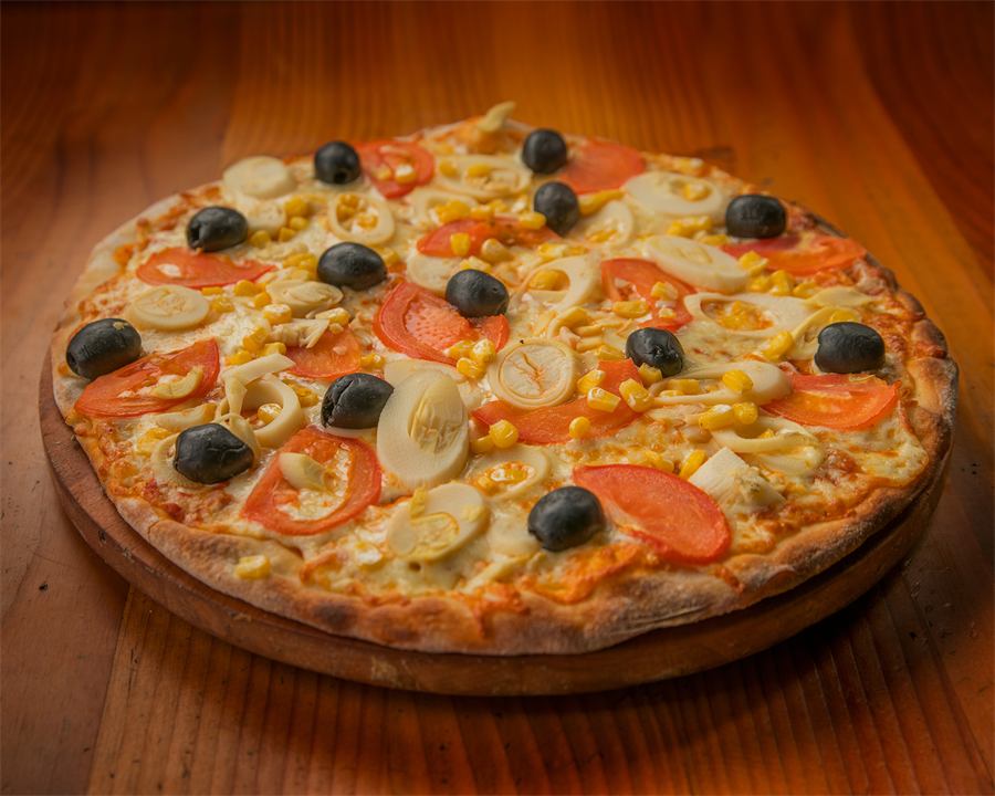 Pizza Fabiola — Base pomodoro, mozzarella, tomate, palmitos, choclo y aceitunas negras.
