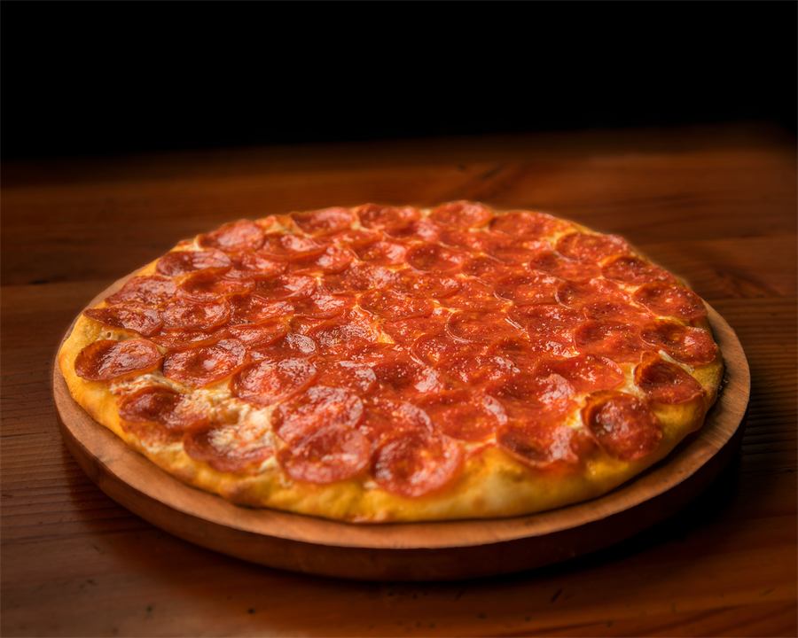 Pizza Giulianna, base pomodoro, mozzarella y triple pepperoni.
