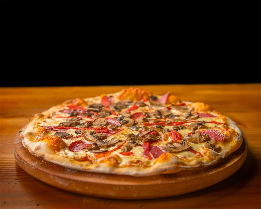 Pizza Jacinta — Base pomodoro, mozzarella, salame, pimentón rojo y champiñón.