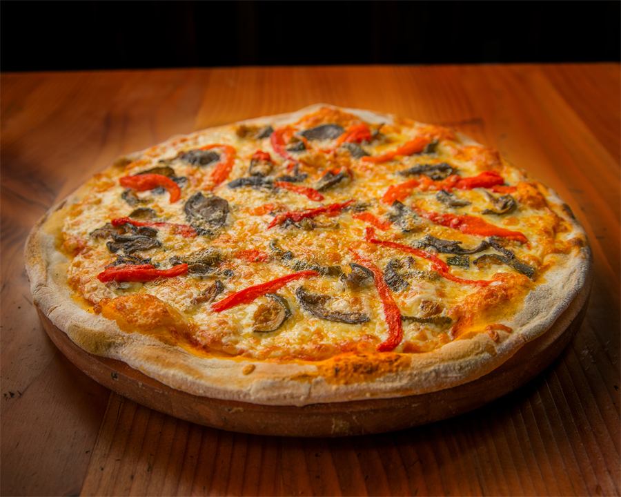 Pizza Julieta — Base pomodoro, mozzarella, zapallitos italianos, berenjenas y pimentones asados con toques de roquefort.