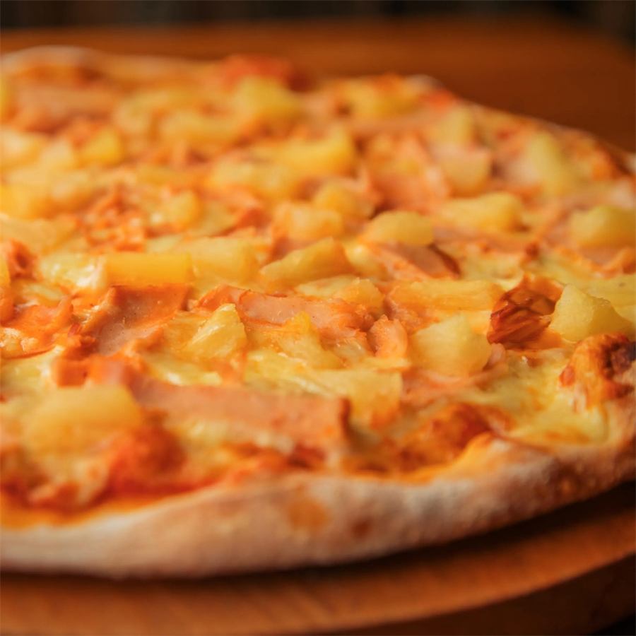 Pizza Lucía — Base pomodoro, mozzarella, jamón pierna y piña.
