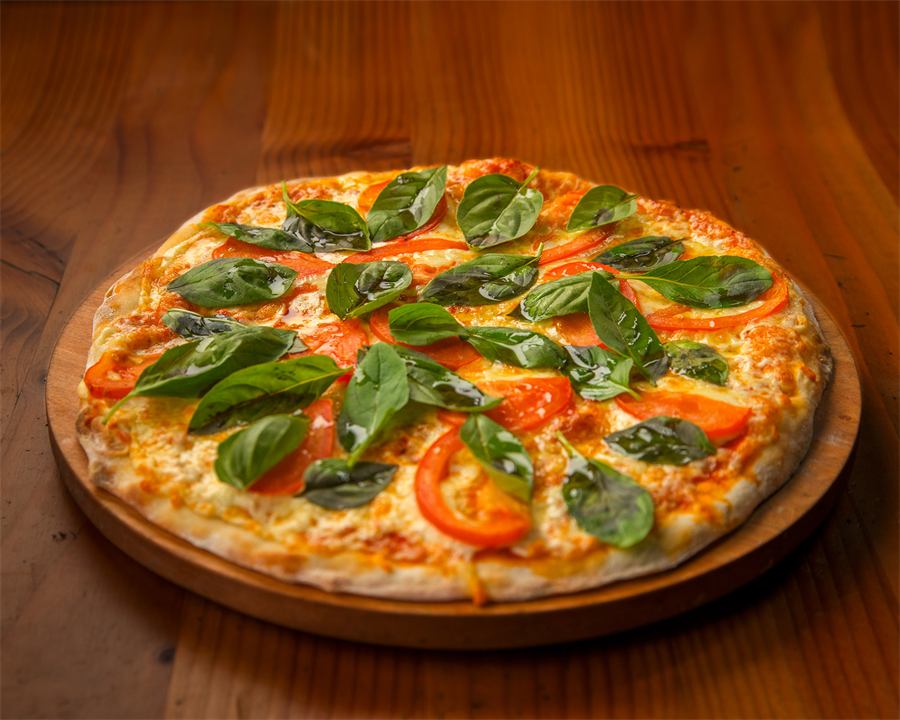 Pizza Margarita — Pomodoro, mozzarella, tomate y albahaca.