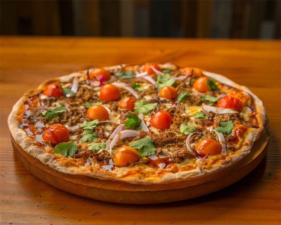 Pizza Martina — Base pomodoro, mozzarella, carne mechada, cebolla morada, tomate cocktail, cilantro y salsa de ostras.