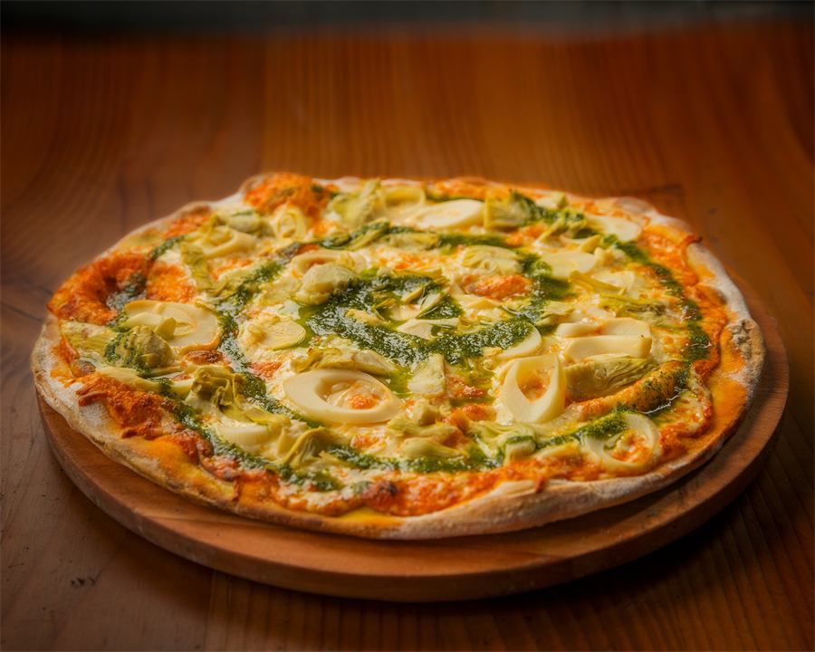 Pizza Rossa — Base pomodoro, crema, mozzarella, fondos de alcachofa, palmitos y pesto de albahaca.